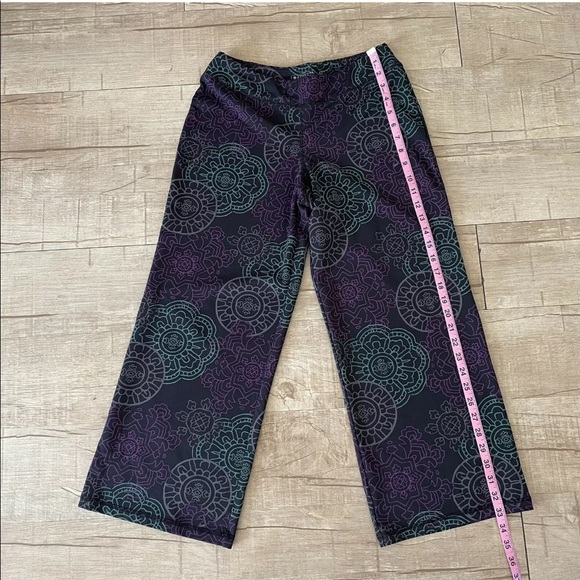 Athleta cropped wide leg yoga pants mandala pattern - Picture 9 of 12